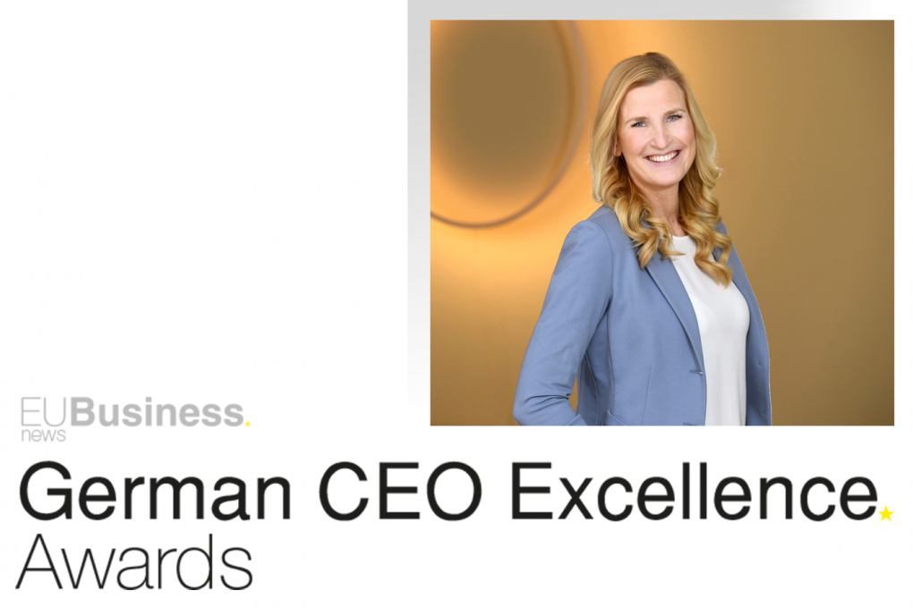 Porträtfoto der Labor Berlin Geschäftsführerin Nina Beikert, Logo EU Business News, Logo German CEO Exellence Awards vor weißem Hintergrund.