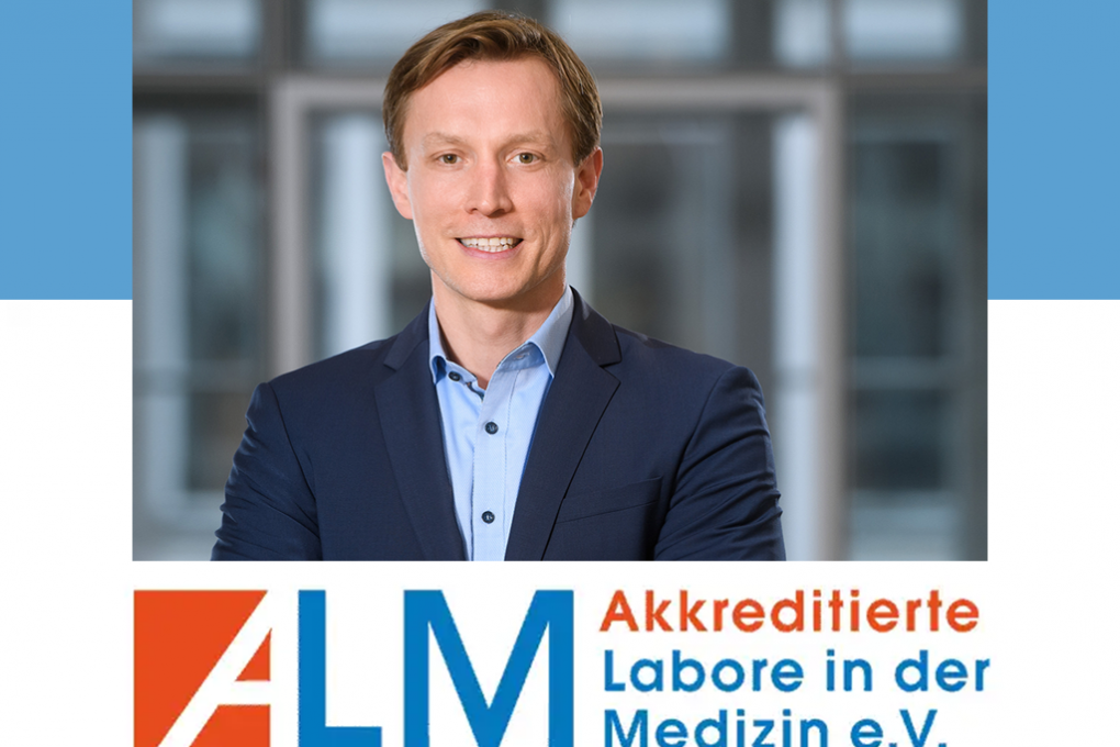 Porträtfoto des Labor Berlin Geschäftsführers Fabian Raddatz und Logo des ALM (Akkreditierte Labore in der Medizin e. V.) in blau und rot vor blau-weiß gestreiftem Hintergrund.