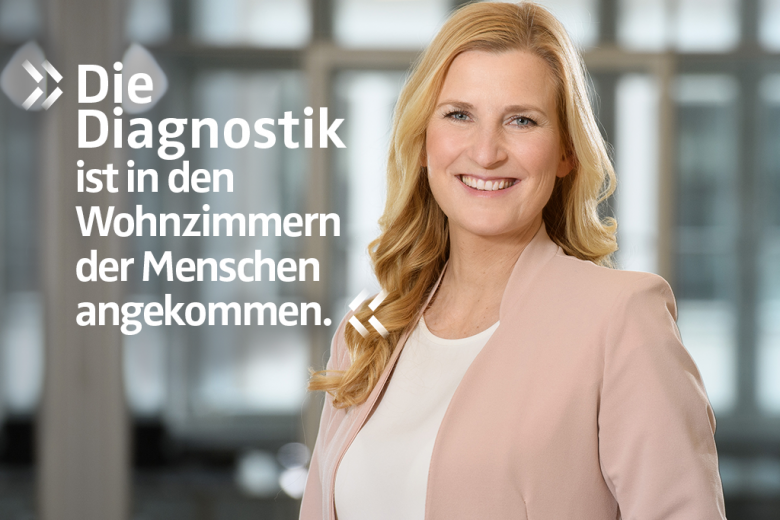 Porträt der Labor Berlin Geschäftsführerin Nina Beikert mit Zitat in weißer Schriftfarbe „Die Diagnostik ist in den Wohnzimmern der Menschen angekommen.“.